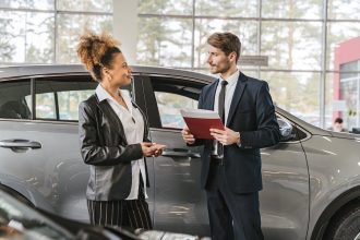Concessionnaire automobile accueillant avec plusieurs voitures exposées