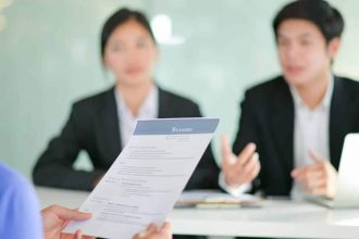 Consultant présentant son CV lors d'un entretien professionnel